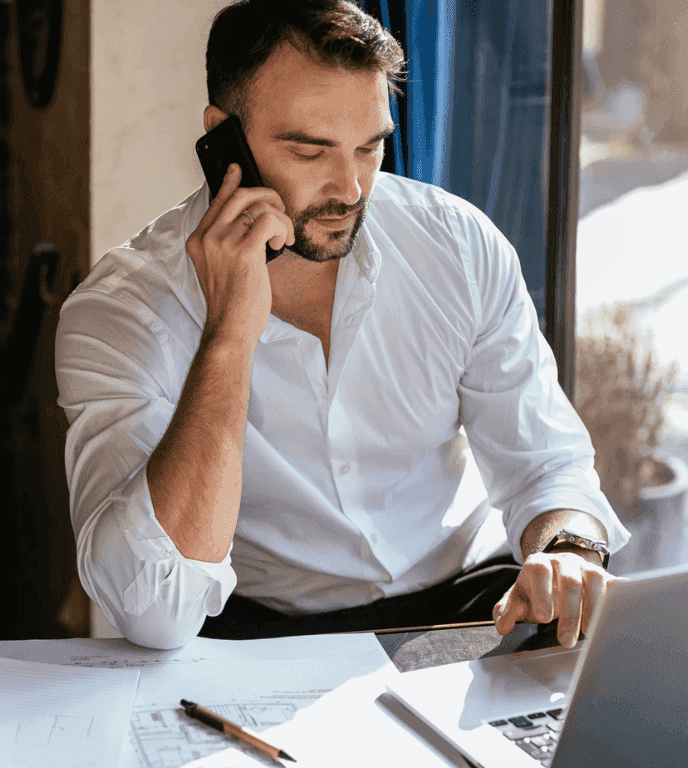 Rekruter rozmawia przez telefon