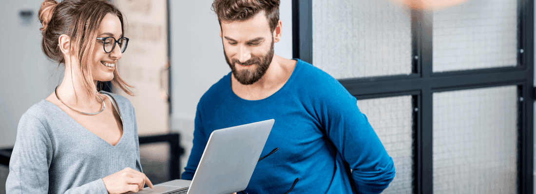 Rekruterka pokazuje narzędzia rekrutacyjne