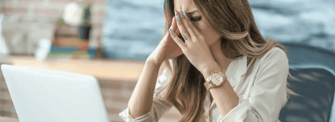 Stres, kobieta w pracy, zmęczenie, ból głowy