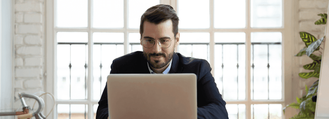 Rekruter używa systemu do rekrutacji