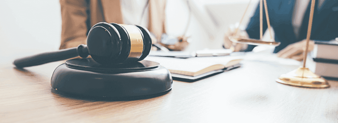 kobieta w kancelarii, kancelaria prawna, prawniczka