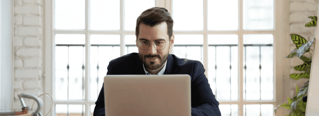 Rekruter umieszcza ogłoszenie o pracę