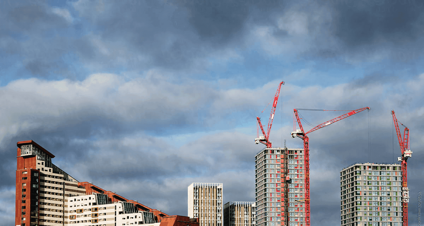 pracownicy na budowie