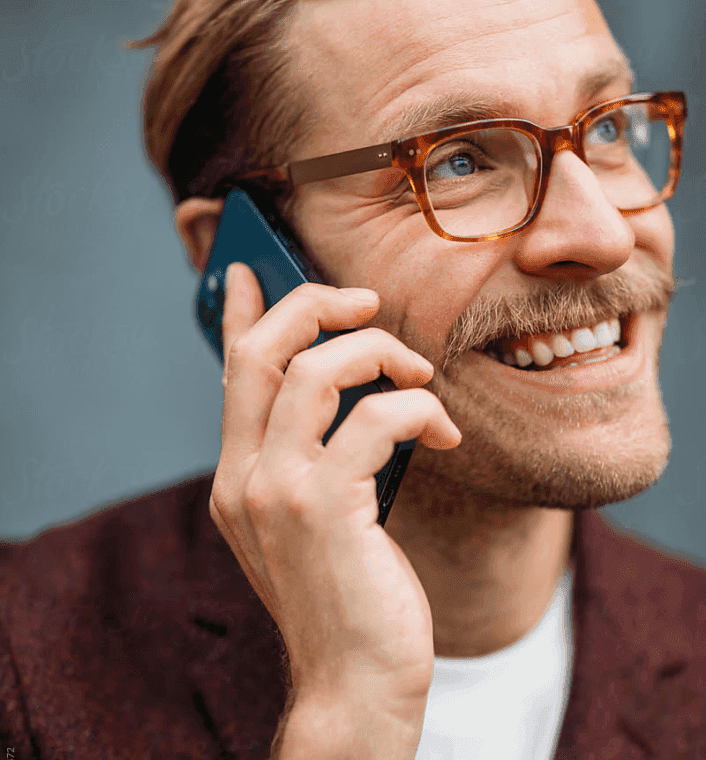 człowiek rozmawiający przez telefon